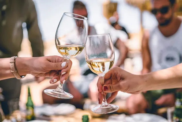 Ein lauer Sommerabend und ein Gläschen burgenländischen Weißwein dazu: der Weißwein Guide Austria kürte auch heuer wieder die besten Weißweine des Landes.  | Foto: Zan Lazarevic auf Unsplash