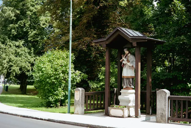 Ein Denkansatz von vielen ist das Einbinden der Wiesen unweit der Nepomuk-Statue in Seebenstein in den Hochwasserschutz. | Foto: Santrucek