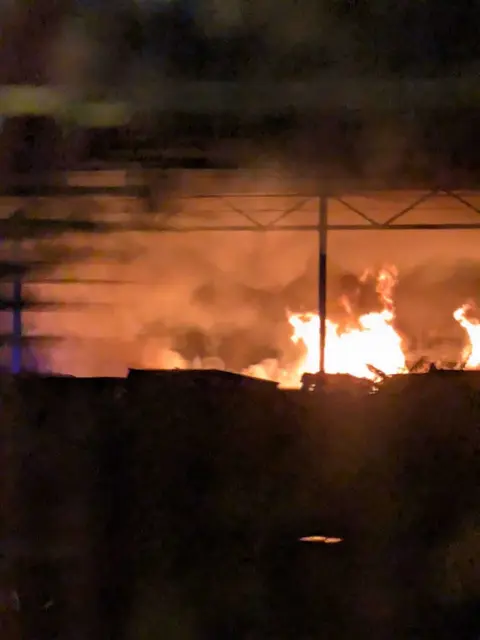 Lagerhalle in Penzing in Vollbrand. Die Flammen lodern meterhoch. | Foto: Gabi Rottensteiner