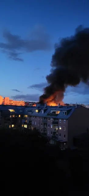 Die schwarze Rauchsäule war Dienstagabend auch aus großer Entfernung in der Abenddämmerung zu sehen. | Foto: Rita Siegert