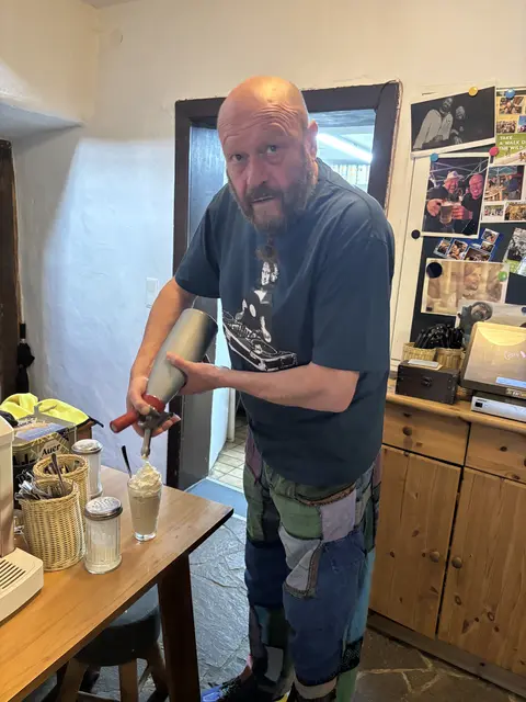 Aber bitte mit Sahne: Das Sahnehäubchen obendrauf darf natürlich nicht fehlen. | Foto: Kendlbacher