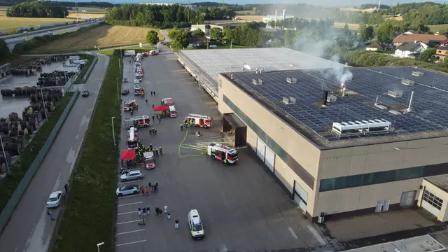 Rund 150 Einsatzkräfte bekämpften den Brand in der Sattledter Schokoladenfabrik.