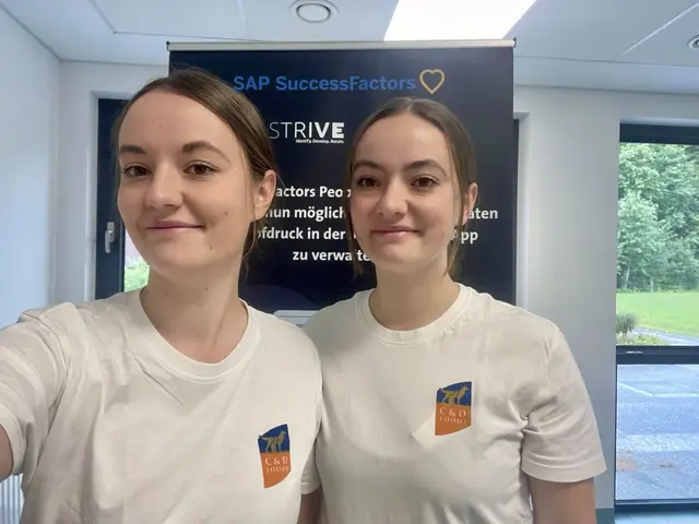 Selina und Emma Lueger sind Ferialis bei C&D Foods | Foto: Selina und Emma Lueger