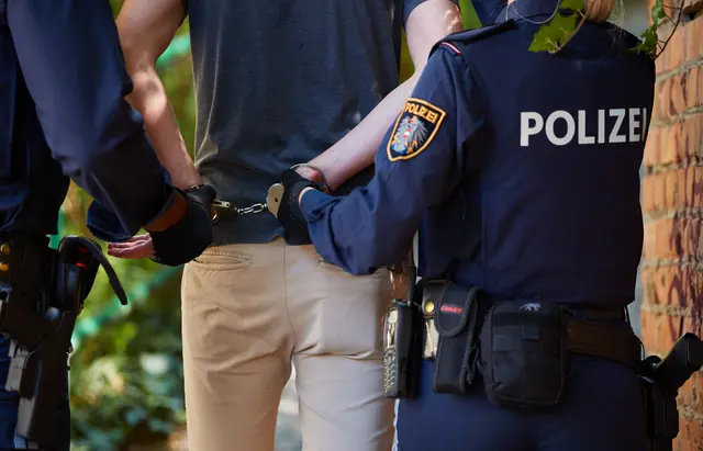 Wegen der Täterbeschreibung und Zeugenaussagen, nahmen Polizisten den Verdächtigen am Nachmittag des vergangenen Sonntags in der Nähe des Tatortes im Engelbert-Weiß-Weg fest. Die Tatwaffe konnte nicht aufgefunden werden. | Foto: Symbolbild: BMI/Alexander Tuma