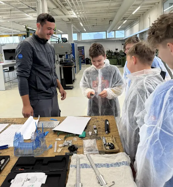 Schüler der Mittelschule Stallhofen bei der Firma Payer in St. Bartholomä. | Foto: Payer