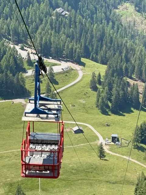 Am Rauchkofel wurde das über 700 Meter lange Zugseil getauscht sowie die Steuerung der Seilbahn modernisiert. | Foto: ORS/Big Blue Marble