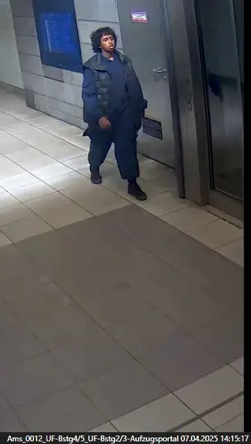 Die Polizei sucht mit diesem Foto nach einem der beiden mutmaßlichen Täter. | Foto: LPD NÖ