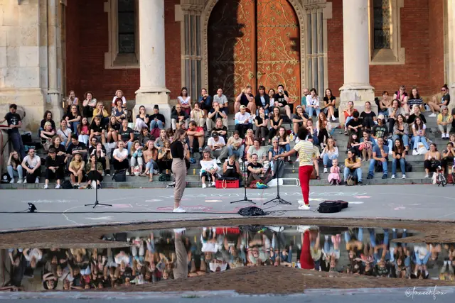 Gut besucht ist jedes Jahr der Poetry Slam vor der Herz Jesu Kirche, der heuer den fünften Geburtstag des Slam Kollektivs markiert. | Foto: Toxenfox
