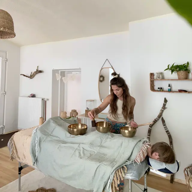 Blockierte oder geschwächte Energiezentren – die sogenannten Chakren – werden durch gezielte Klänge sanft aktiviert und wieder in Balance gebracht. | Foto: Linda Horn