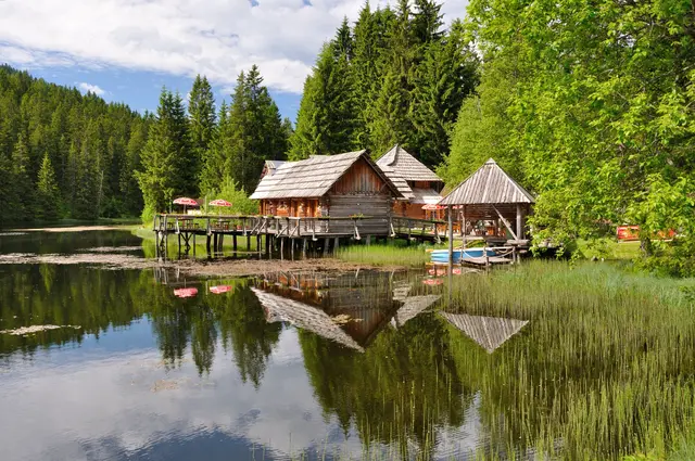 Direkt am Teich gelegen, ist die Anlage ein perfektes Ausflugsziel im Sommer. | Foto: H&H Immoreal