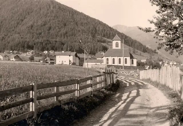 Kirchgasse Sommer 1962 | Foto: Chronik Gemeinde Grinzens