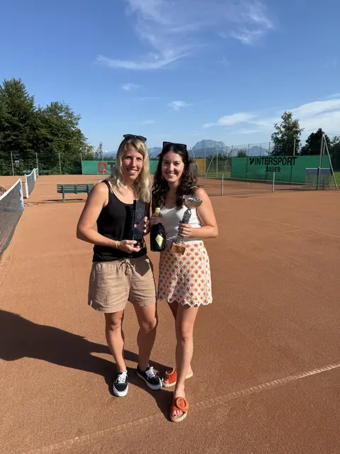 Nadine Schablinger und Raffaela Feix sicherten sich den Stadtmeistertitel im Damen-Doppel.  | Foto: Rudolf Pohn