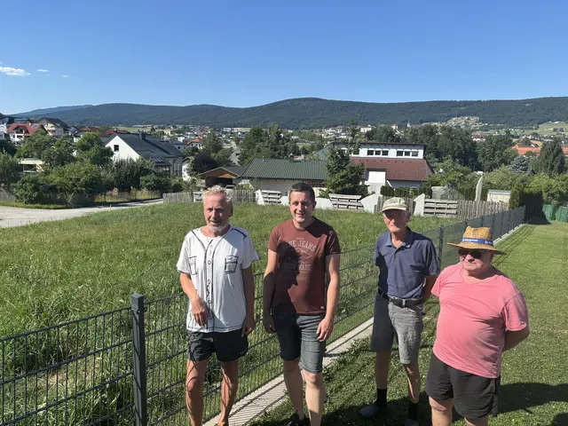 Die Nachbarn Horst Schmidt, Manfred Gabriel, Karl Kaiser und Fritz Hartl, v. l. sehen den Neubau kritisch – er sei zu überdimensioniert.  | Foto: Karin Bayr