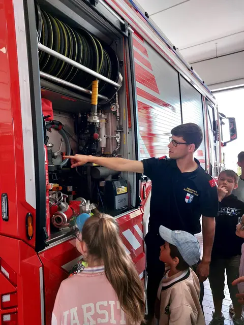 Die kleinen Besucher durften nicht nur staunen, sondern auch selbst in so manches Feuerwehrauto einsteigen. | Foto: Gemeinde Traismauer