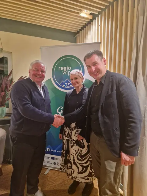 Ein großes Dankeschön gab es für einen großen Vordenker im Wipptal: Alfons Rastner (l.) wurde von GF Sabine Richter und Obmann Lukas Peer gebührend verabschiedet.  | Foto: Regio Wipptal