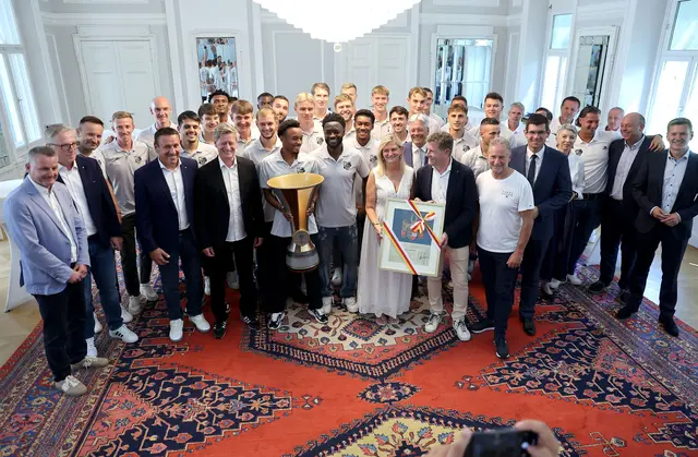 Das gesamte Kader des WAC mit LHStv. Martin Gruber, LHStv.in Gaby Schaunig, Dietmar Riegler, Waltraud Riegler, LH Peter Kaiser, LR Daniel Fellner und Landessportdirektor Arno Arthofer im Spiegelsaal. | Foto: LPD Kärnten/Kuess