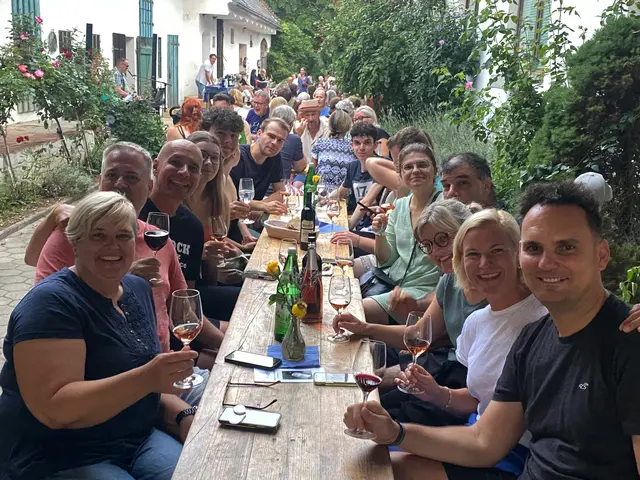Die Gäste am ersten Tisch hatten noch eine Überraschung in der Hinterhand | Foto: Gesa Buzanich
