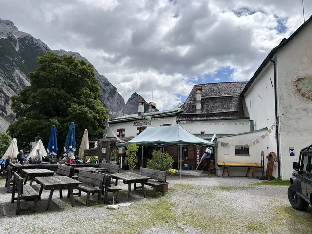 Die idyllische Außenseite der Hütte, umgeben von Natur und Ruhe, lädt zum Verweilen ein. | Foto: Kendlbacher
