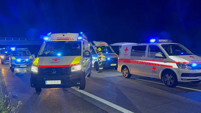 In der Nacht auf Dienstag wurden bei einem schweren Auffahrunfall auf der A1 bei St. Georgen am Ybbsfelde insgesamt zehn Menschen verletzt – darunter zwei Kleinkinder. | Foto: Doku NÖ