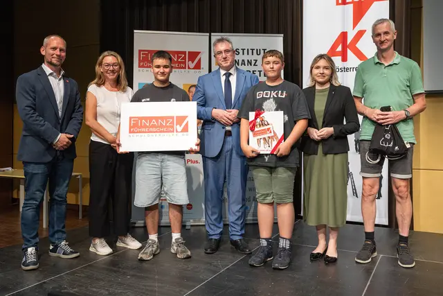 Die Schüler der Politechnischen Schule Schärding (3.v.l. und 5.v.l.) nahmen am 24.06. ihren Finanzführerschein entgegen.  | Foto: Land Oberösterreich/Stinglmayr