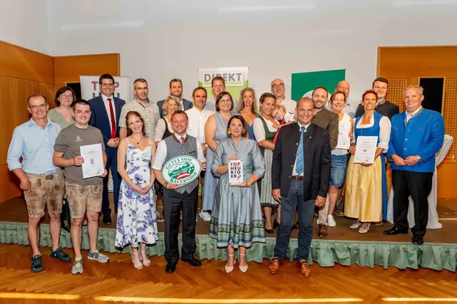 Gutes vom Bauernhof, Top Heuriger, neue Betriebe: 1. Reihe (v.l.): Ernst Schabasser, Georg Schabasser, „Top-Heuriger“-Projektleiterin Raphaela Grasel, LVDV-Obmann Johann Höfinger, LVDV-Geschäftsführerin Martina Schauer, LAbg. Otto Auer; 2. Reihe (v.l.): Irene Schabasser, Landwirtschaftskammer NÖ-Vizepräsident Lorenz Mayr, Hubert Blauensteiner, Petra Gmeiner, NV-Regionaldirektor Martin Gabler, Christian Gmeiner, Christine Priesching, Markus Priesching, Sabine Winkler, Martina Pillitsch mit Tochter Valentina Pillitsch, Herbert Zetner, Alexander Pillitsch, Anna Haunschmid, Herbert Plank, Ursula Spitzbart, „Gutes vom Bauernhof“-Projektleiter Simon Kaiblinger, Leopold Spitzbart (nicht am Bild: Fam. Bogenreiter vom HaDa Bio Hof) | Foto: LVDV NÖ/Georg Pomaßl