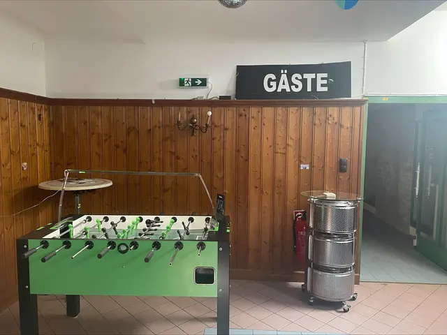 Der Tischfußballtisch verfügt über eine Flutlichtanlage und auf der Holzverkleidung hängt ein Stück von der Anzeigetafel des alten Stadions. | Foto: Kristof Paksanszki/MeinBezirk