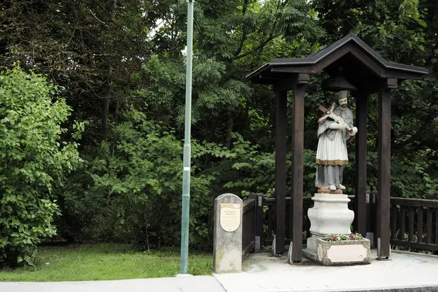 Ein Teil-Ansatz für mehr Schutz: die Wiesen hinter der Nepomuk-Statue in Seebenstein. Aber konkret sei noch nichts. | Foto: Santrucek