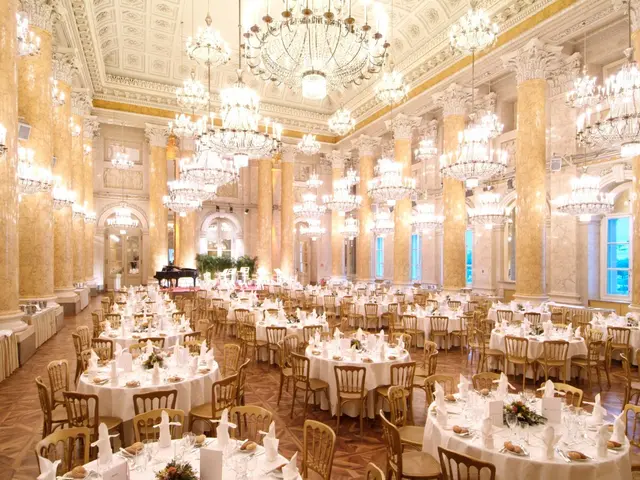 Die unzähligen Luster in der Hofburg werden von Lobmeyr poliert und restauriert. | Foto: Hofburg Wien