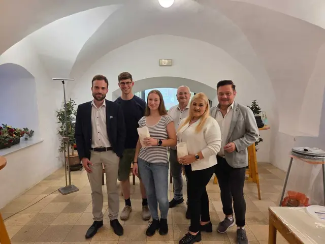 Maximilian Mörth, Gemeinderat David Brandl, Marlene Ziselsberger, Vizebürgermeister Thomas Woisetschläger, Gemeinderätin Behide Deskaj, Bürgermeister Herbert Pfeffer (v.l.) | Foto: Junge Generation Traismauer