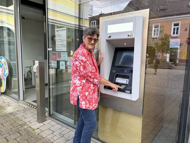 Susanne Passet sieht auch die älteren Menschen mit dem Angebot an Bankomaten gut versorgt. | Foto: Marlene Trenker