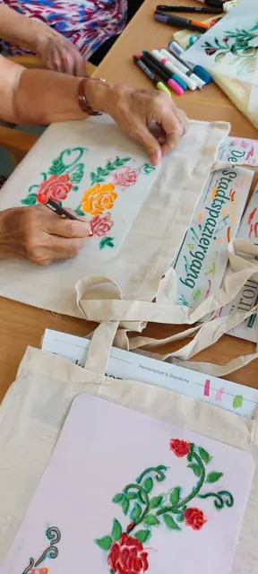 Die Beutel wurden von Hand bemalen. Zum Teil mit Hilfe von Schablonen.  | Foto: Haus Sebastian