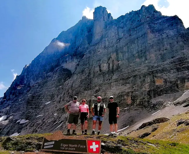 Sie haben die Eiger-Nordwand hautnah miterlebt. Die vierköpfige Crew des Bergsteigerstammtisches Kubing bei Schardenberg wanderte am erlebnisreichen „Eiger Trail“ und posierte vor der berüchtigten Nordwandfür ein Erinnerungsfoto. | Foto: Gruber