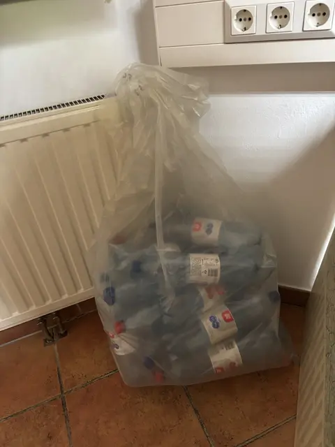 So sieht’s bei vielen daheim aus: Flaschen und Dosen sammeln in der Ecke. | Foto: Alexandra Goll