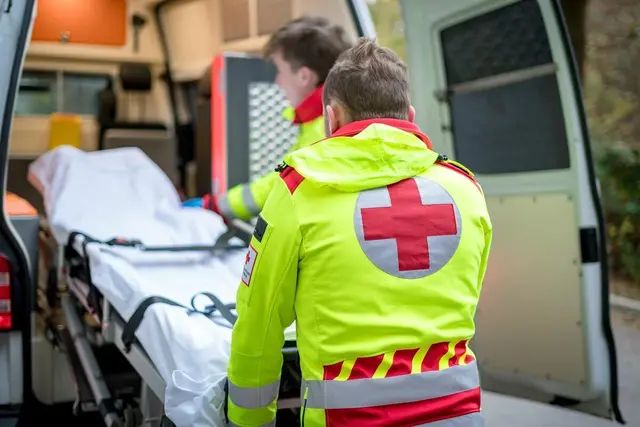 Zwei Mitarbeitende wurden zur Abklärung ins Krankenhaus gebracht. (Symbolfoto) | Foto: Bernhard Knaus