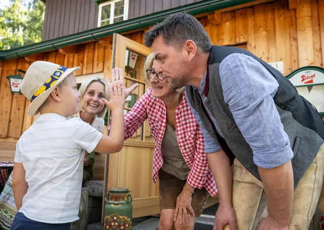Landeshauptfrau Johanna Mikl-Leitner mit den Hüttenwirten Alexandra und Helmut Pirchmoser und Sohn Leo vor der Speckbacherhütte. | Foto: NLK Khittl