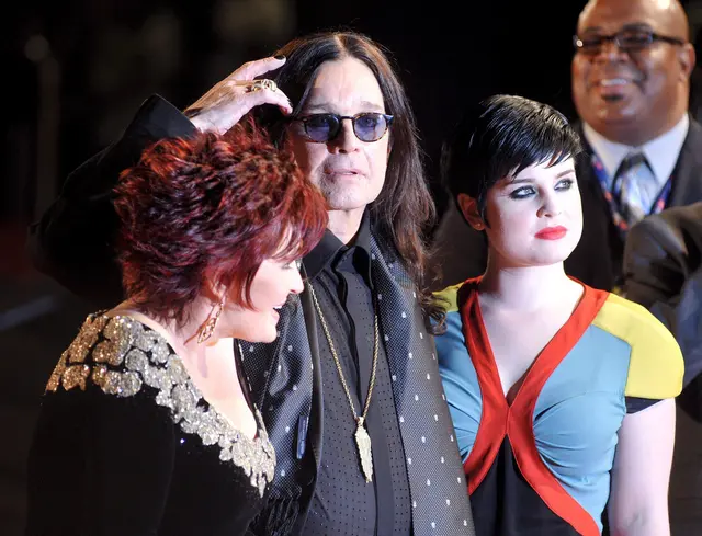 Bei den Brit Awards 2008 mit seiner Ehefrau Sharon (l.) und Tochter Kelly. | Foto: Daniel Deme / EPA / picturedesk.com