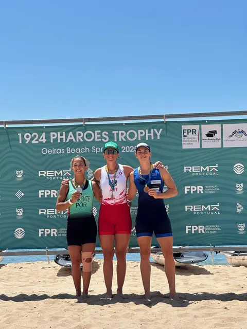 Tabea Minichmayr (rechts) freut sich über die Bronze-Medaille bei der Pharoes Beach Sprint Trophy in Portgual. Bruna Parente holt Silber, Magdalena Lobnig gewinnt Gold.  | Foto: Privat