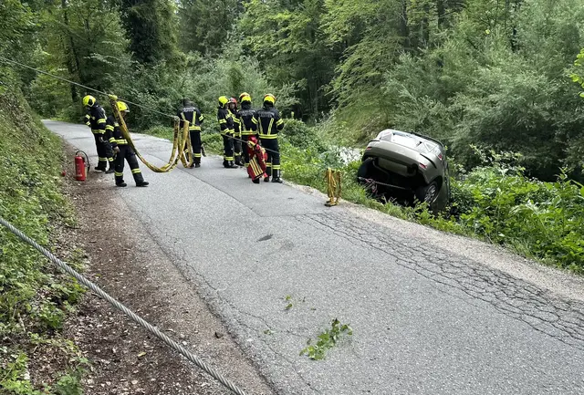 Das Fahrzeug vom Lauffner LAST mittels Seilwinde gesichert, um ein weiteres Abrutschen zu verhindern. | Foto: ff-badischl.at