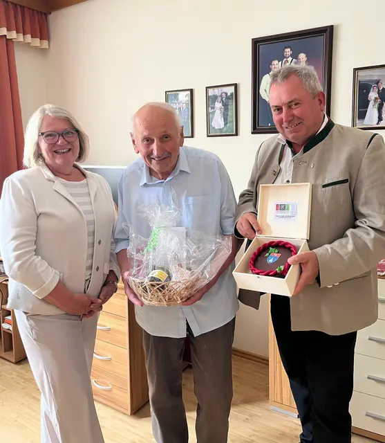 Vizebürgermeisterin Heide Lamberg, Jubilar Franz Breitsching und Bürgermeister Bernhard Karnthaler. | Foto: Marktgemeinde Lanzenkirchen