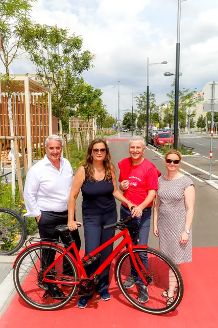Der Donaustädter Bezirksvorsteher Ernst Nevrivy, Mobilitätsstadträtin Ulli Sima, SPÖ Wien Klubobmann Josef Taucher und NEOS Mobilitätssprecherin Angelika Pipal-Leixner am neuen Rad-Highway. | Foto: Stadt Wien/Christian Fürthner