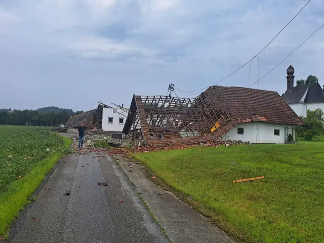Am 15. Juli 2025 schlug ein Sturm in Taufkirchen and er Pram besonders hart zu. Insgesamt kam es im Bezirk Schärding zu knapp 30 Hausabdeckungen. | Foto: BFKDO Schärding
