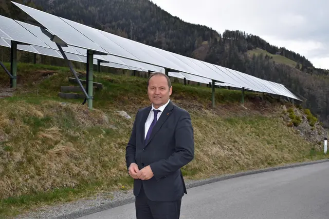 Gemeinden und Behörden müssen künftig genau festlegen, wo in Tirol erneuerbare Energieanlagen sinnvoll und möglich sind. Damit sollen langwierige Standortdiskussionen vermieden und Projekte gezielt vorangebracht werden. Tirol kann künftig bestimmte Flächen als sogenannte Beschleunigungsgebiete ausweisen. | Foto: Land Tirol
