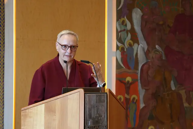 Carola Reiff erklärt, dass es eine Vorstellung göttlicher Vorsehung im Buddhismus nicht gibt. | Foto: Erzdiözese Salzburg (eds)/Michaela Greil