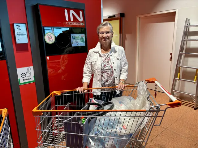 Ingrid Weiß sammelt die Pfandflaschen in Kisten, Einkaufstaschen oder wenn es mehrere sind, im großen Sack. | Foto: Alexandra Goll