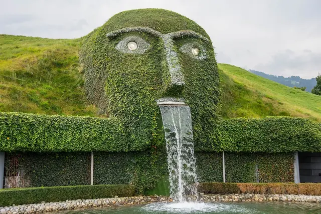 Der ikonische Riese mit Wasserfall: Eingang zu den barrierefreien Swarovski Kristallwelten in Wattens.

 | Foto: Bild von Bogitw von Pixabay