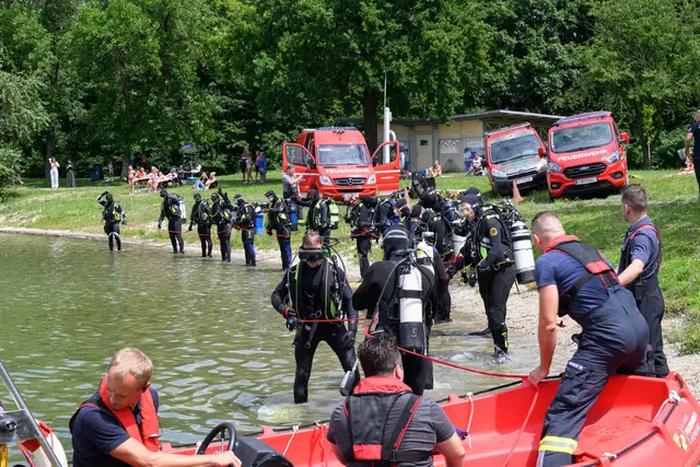 Sofort war die Feuerwehr mit einem Großaufgebot am Pichlinger See. | Foto: TEAM FOTOKERSCHI/WERNER KERSCHBAUMMAYR