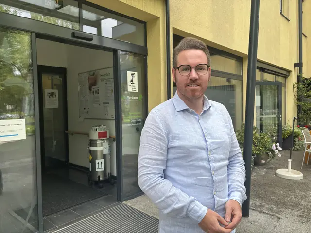 Marcel Skerget vor dem Eingang des Pflegeheimes in der Brucker Grazer Straße. | Foto: Hackl
