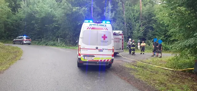 Nach rund 45 Minuten medizinischer Erstversorgung konnte das verunfallte Fahrzeug geborgen und die Straße wieder freigegeben werden.
| Foto: FF Salmannsdorf