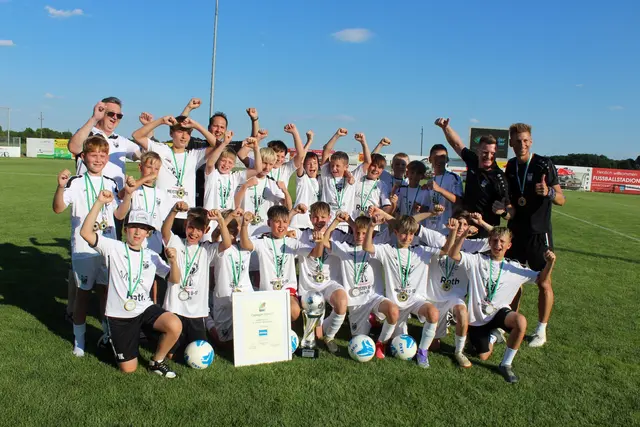 Gnas Juniors U12: Das Team mit den Betreuern Christoph Haas, Rainer Rauch, Georg Kaufmann, Heinz Stubenberger (h.v.r.). | Foto: Leo Suppan