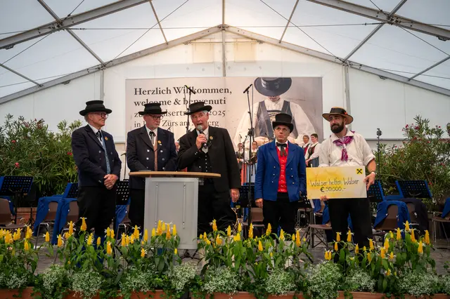 Im Rahmen des Treffens wurde eine Spende für die Gemeinde Blatten übergeben. | Foto: Dietmar Hurnaus